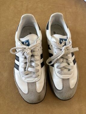 ADIDAS SAMBAS - BLACK & WHITE